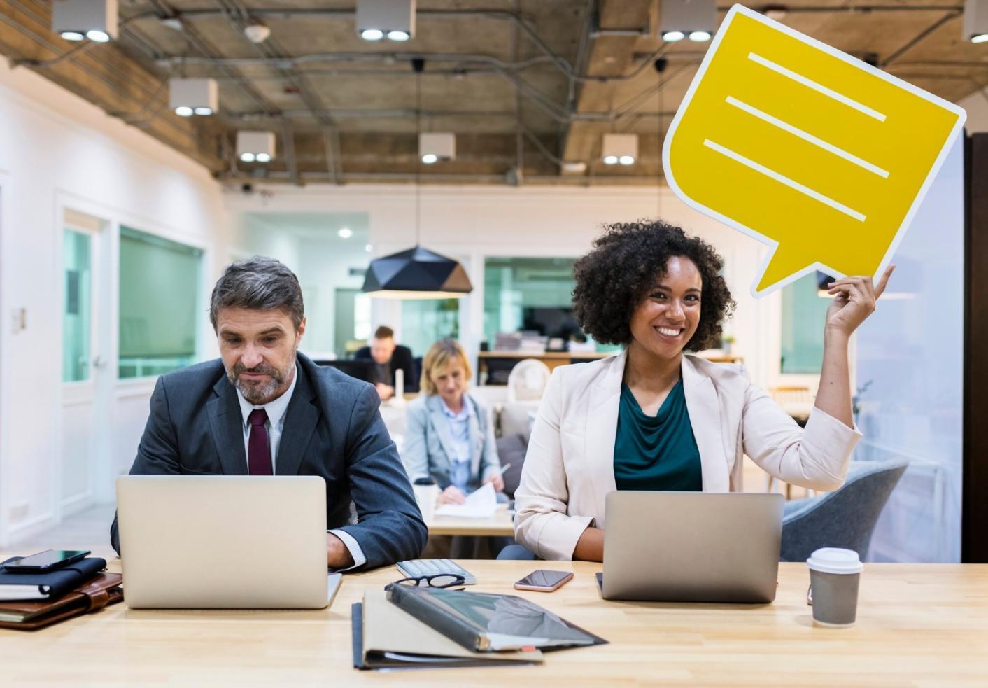 Mitarbeiter bei einer Finanzschulung mit praktischen Übungen