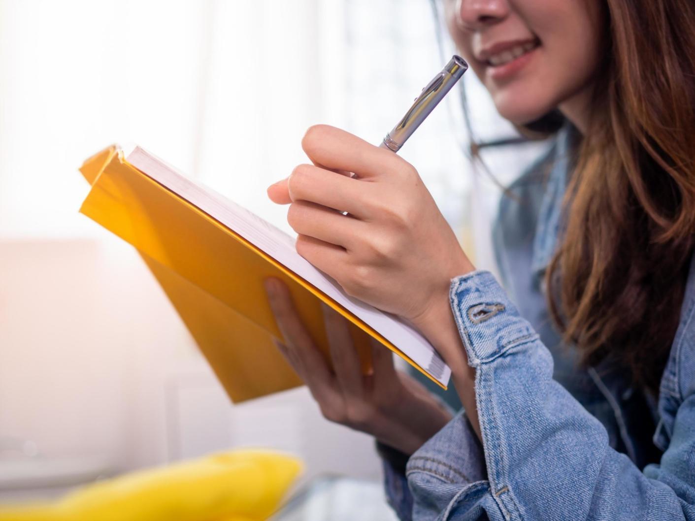 Professionelle Finanzberatung in modernem Büroumfeld